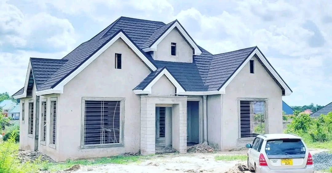 Modern Bungalow by Toshabuild Africa Limited